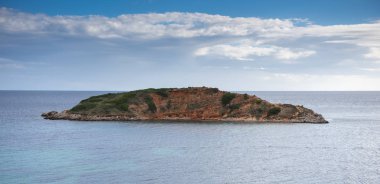 Akşam güneşi Portals Nous önünde küçük ada