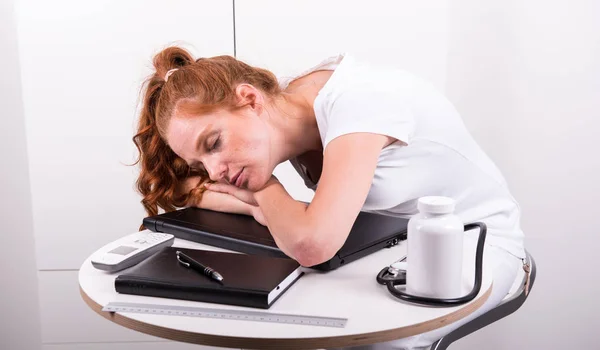 Giovane medico dai capelli rossi si è addormentato a causa del lavoro eccessivo — Foto Stock