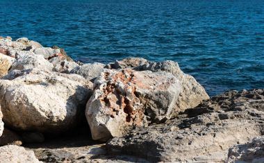 Sahilde Deniz Manzaralı taş