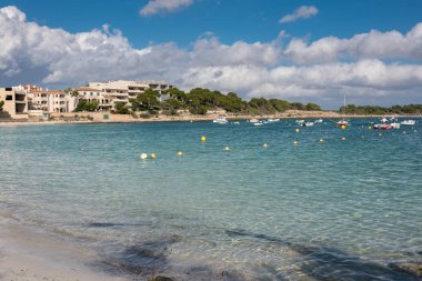 Tekneler ve evleri ile plaj sahnesinde