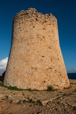 Akşam güneşi Majorca tarihi kulede