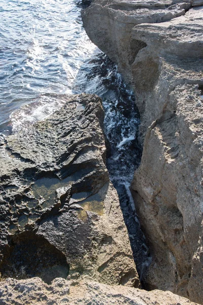 Felsige Küstenlandschaft am Mittelmeer auf Mallorca in — Stockfoto