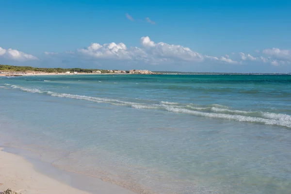 Praia em Maiorca com o sol e as nuvens — Fotografia de Stock