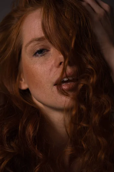 Kızıl saçlı güzel bir kadının şehvetli portre