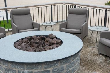 Tablolar ve salon bazalt taşlarla yuvarlak benzinlik yangın