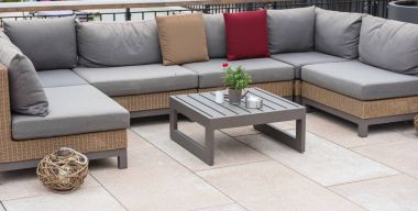 Salon köşe koltuk ve masa ve renkli minderler