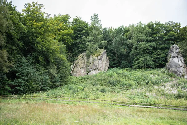 Externsteine en el sendero en el bosque de Teutoburger, Renania del Norte — Foto de Stock