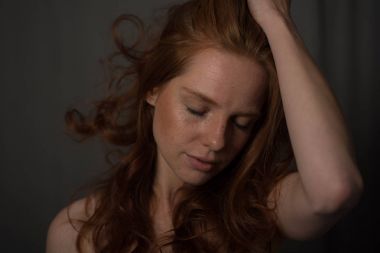 Kızıl saçlı güzel bir kadının şehvetli portre