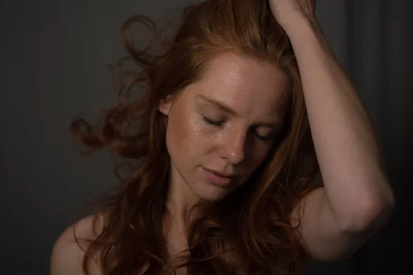 Kızıl saçlı güzel bir kadının şehvetli portre