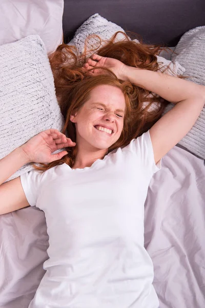 Bela, jovem, ruiva mulher está desfrutando de seu tempo na cama — Fotografia de Stock