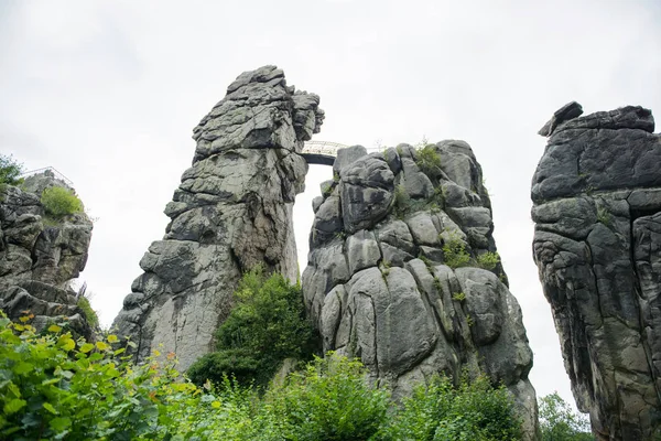 Externsteine am Wanderweg im Teutoburger Wald, Norden — Stockfoto