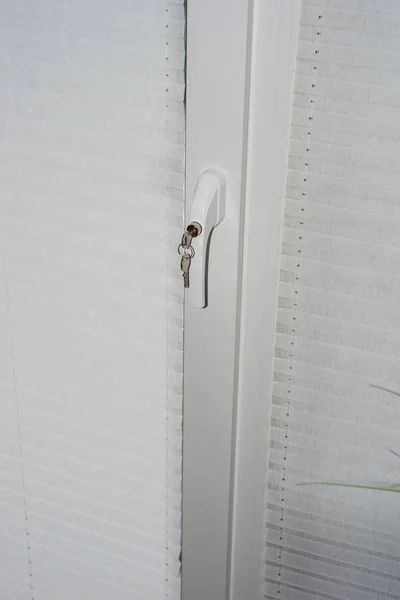 เทคโนโลยีรักษาความปลอดภัย ล็อคที่จับหน้าต่างประตูเป็นมืออาชีพการขโมย — ภาพถ่ายสต็อก
