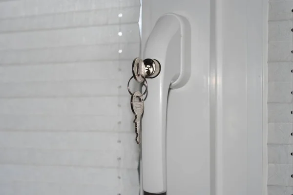 ドア窓のロック セキュリティ技術をプロの強盗として処理します。 — ストック写真