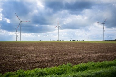 Doğada bir alan elektrik üretmek için rüzgar türbinleri