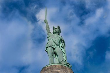 Hermann'ın anıt önünde güneşli, mavi gökyüzü taş kaide üzerinde