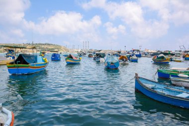 Marsaxlokk geleneksel bir balıkçı köyüdür. Malta 'nın güneydoğusunda. Malta 'nın güneydoğusunda balıkçı köyü.