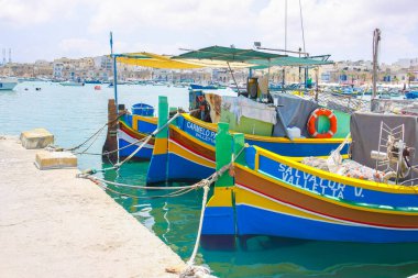 Marsaxlokk geleneksel bir balıkçı köyüdür. Malta 'nın güneydoğusunda. Malta 'nın güneydoğusunda balıkçı köyü.