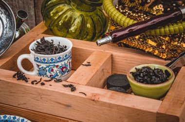 Nargile. Çay ve tütün.