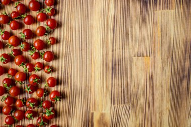 kiraz domates ve fesleğen ahşap arka plan üzerinde.
