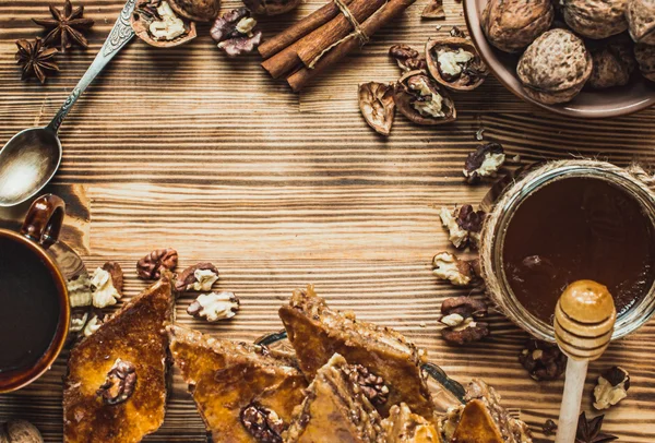 Vlašské ořechy med baklava na čaj. — Stock fotografie