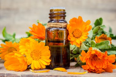 Küçük şişe calendula yağı (Pot kadife çiçeği özü, tentür, infüzyon)