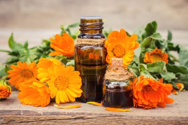 Küçük şişe calendula yağı (Pot kadife çiçeği özü, tentür, infüzyon)