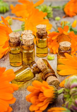 ahşap arka plan (metin için yer üzerinde ot calendula officinalis).