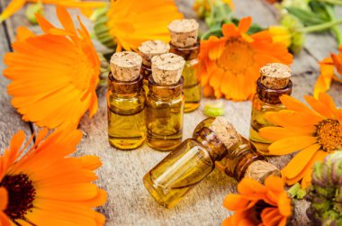 ahşap arka plan (metin için yer üzerinde ot calendula officinalis).