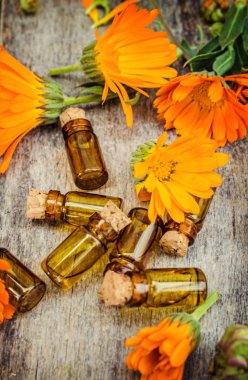 ahşap arka plan (metin için yer üzerinde ot calendula officinalis).