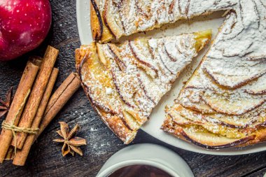 Çay için tarçın ve pudra şekeri ile Rose elmalı turta.