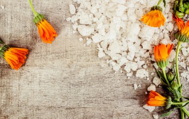 kadife çiçeği özü ile deniz tuzu.