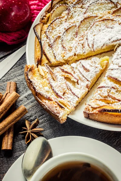 Äppelpaj med kanel och strösocker till te. — Stockfoto