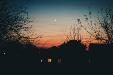 akşam evde gölge ve genç ay.