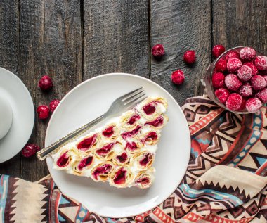 Monastyrskaya izba karanlık bir arka plan üzerinde.