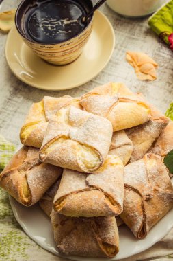 krem peynir ve Kahvaltıda kahve ile hamur işleri. 