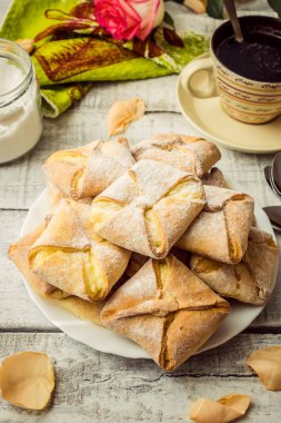 krem peynir ve Kahvaltıda kahve ile hamur işleri. 