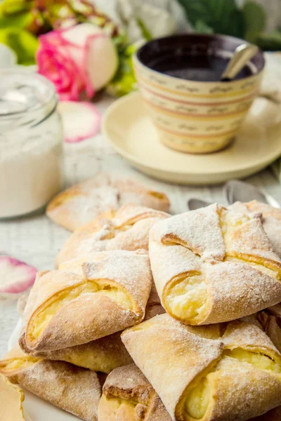 Bakverk med färskost och kaffe till frukost. — Stockfoto