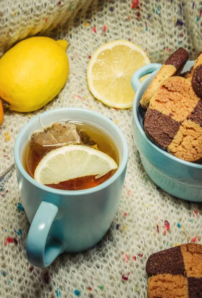 Sable cookies and lemon tea for Breakfast. — Stock Photo, Image
