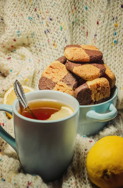 Sable cookies and lemon tea for Breakfast. — Stock Photo, Image