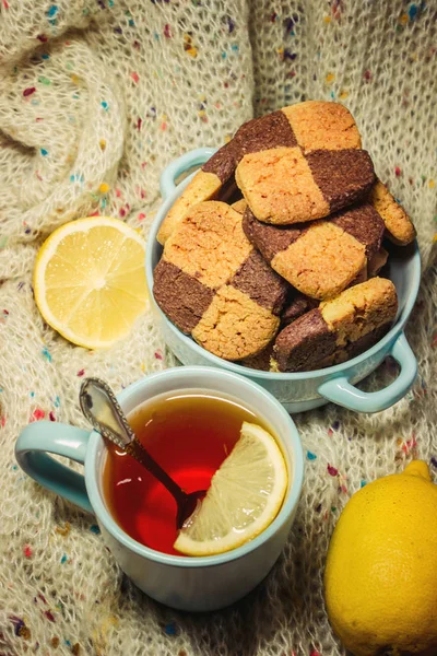 Sable cookies and lemon tea for Breakfast. — Stock Photo, Image