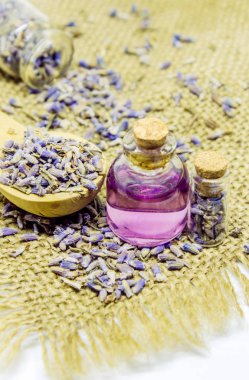 Lavanta esansiyel yağı küçük bir şişe içinde.