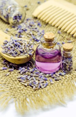 Lavanta esansiyel yağı küçük bir şişe içinde.