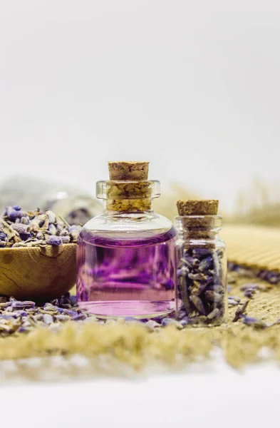 Ätherisches Lavendelöl in einer kleinen Flasche. — Stockfoto