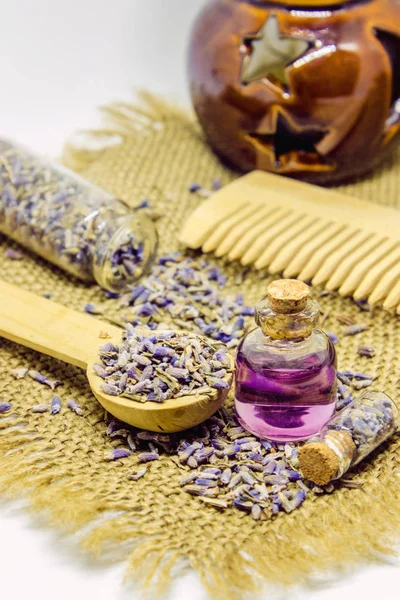 Aceite esencial de lavanda en una botella pequeña . — Foto de Stock