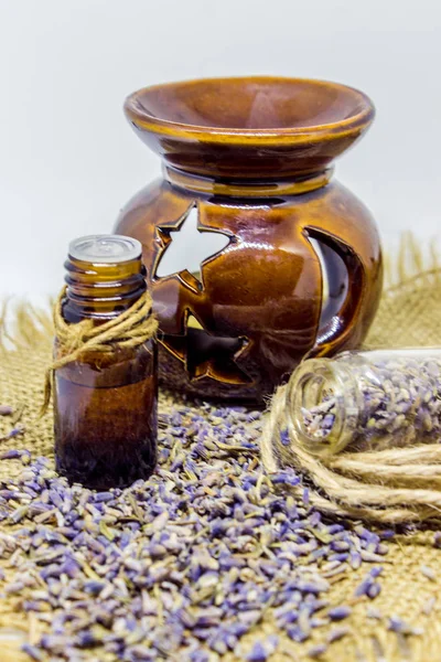 Óleo essencial de lavanda em uma pequena garrafa . — Fotografia de Stock