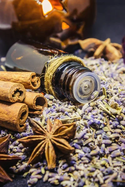 Óleo essencial de lavanda em uma pequena garrafa . — Fotografia de Stock