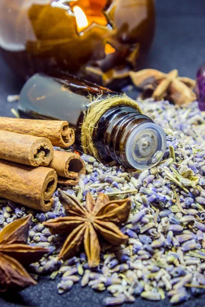 Lavendel etherische olie in een kleine fles. — Stockfoto