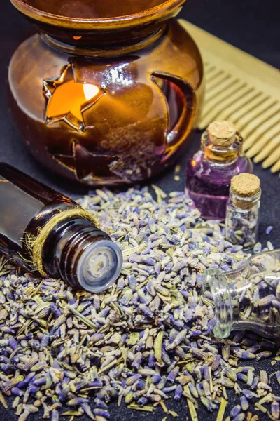 Aceite esencial de lavanda en una botella pequeña . —  Fotos de Stock