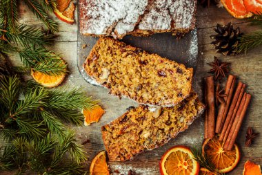 Ceviz, Kuru üzüm ve portakal lezzet ile Noel kek.