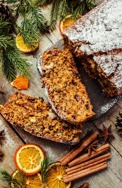 Weihnachtskuchen mit Walnüssen, Rosinen und Orangenschale. — Stockfoto